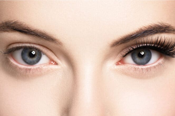 woman with eyelash extensions