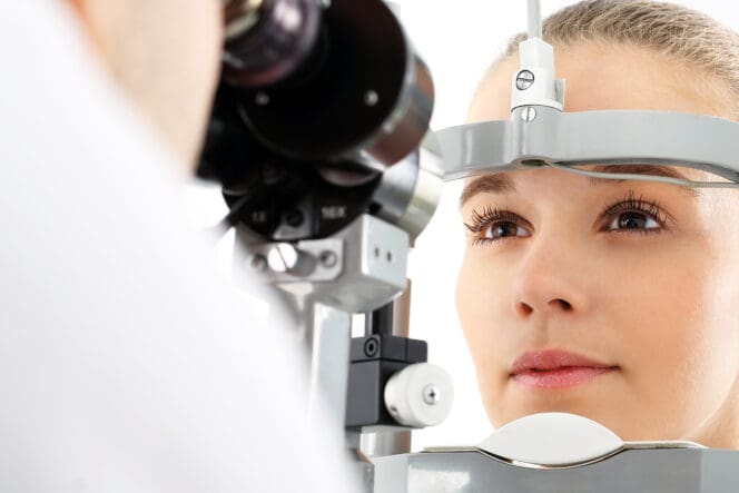 woman getting eye accommodation test