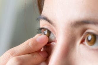 how to take out contacts safely step by step